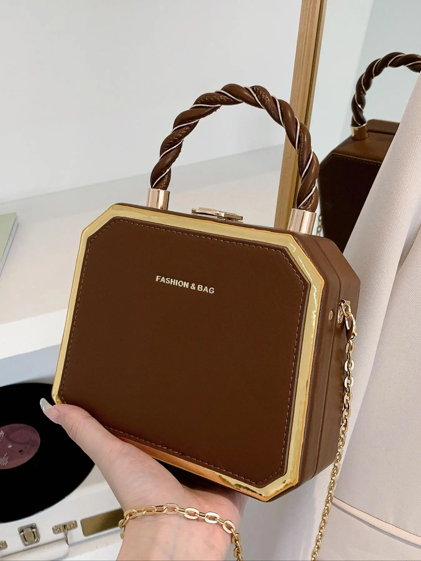 Retro texture handbag, light luxury niche personality, crossbody bag, Crossbody handbags, woven and chain shoulder strap design, suitable for dates, parties, shopping, Box Bag, Evening Chain Purses