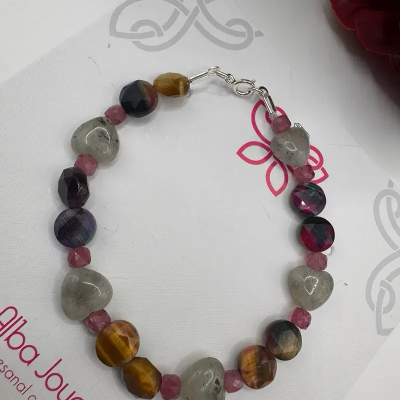 Alba joyería Personal Collection Multicolor Beaded Bracelet with Faceted Stones and Silver Tone Clasp. If you buy this bracelet engine a private message to customize your size.