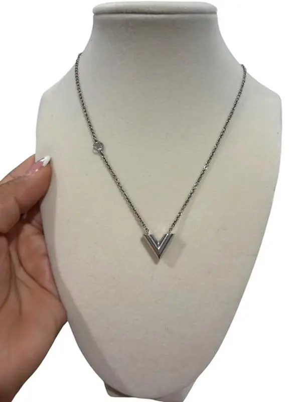 Pre-owned Louis Vuitton Essential "V" Silver Necklace with LV Box Perfect for Daily Use