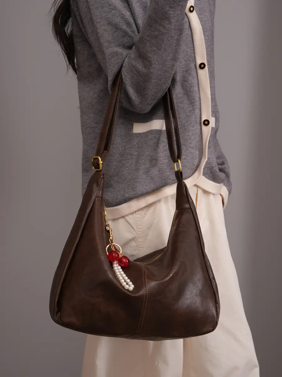 This elegant and fashionable handbag for women can be used as a shoulder bag or a crossbody bag. The adjustable shoulder strap makes it a perfect choice for casual gatherings and short trips with friends. Its large capacity design makes it easy to carry