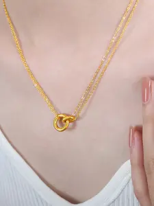 A fashionable gold interlocking double layered necklace, with a simple double ring pendant to create a high-end texture, suitable for various daily commuting, dating and other scenes, it is a versatile and elegant light jewelry item.