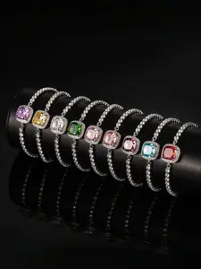 "The Colored Diamond Cube Bracelet" is a fashionable and luxurious versatile ice-patterned cut-inlay high-carat diamond and zirconia handpiece. It is an ideal gift for dates and suitable for daily wear as well as various formal gatherings.