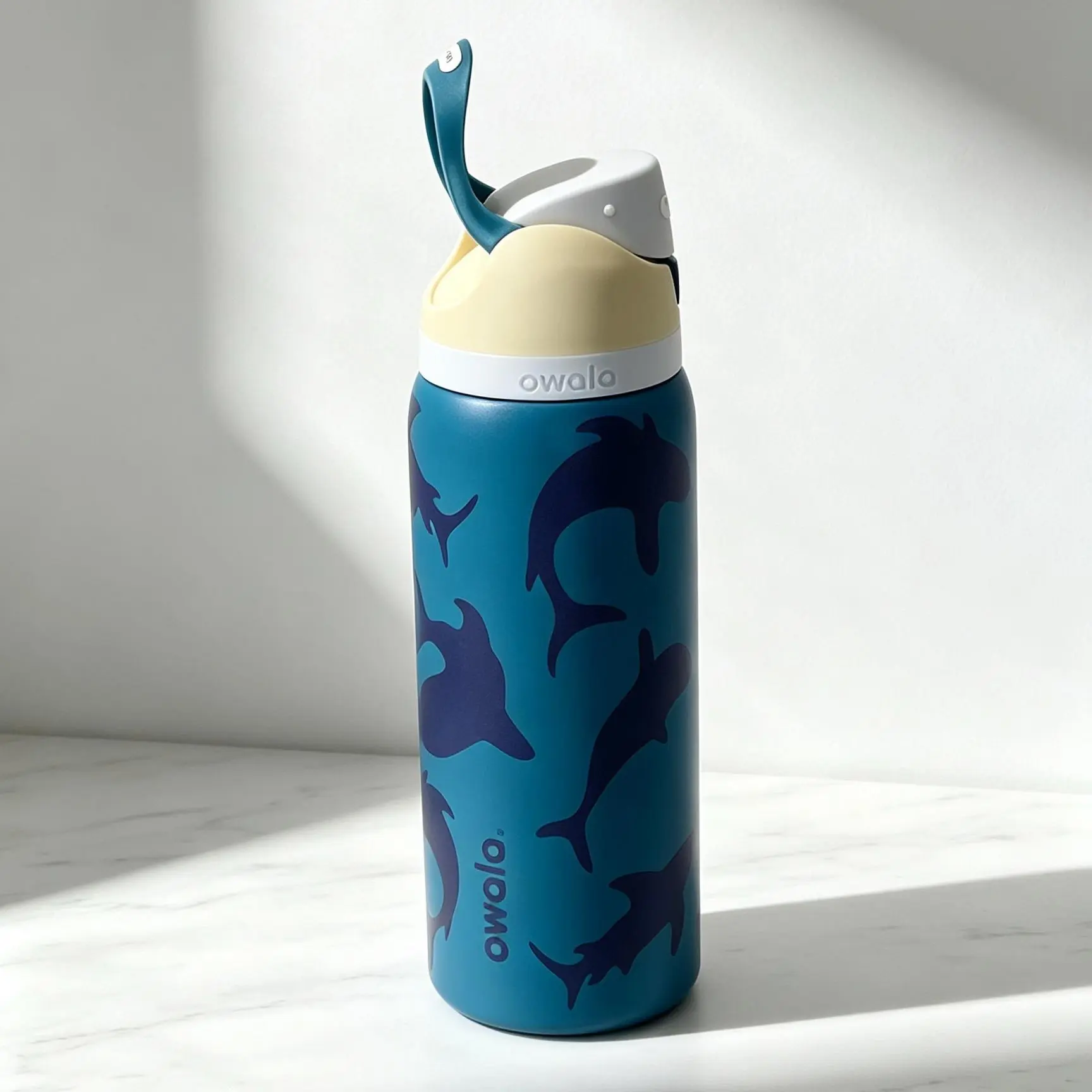 Owala Freesip 32oz insulate stainless steel，Shark Pattern Kids Thermos Cup, Beautiful Water Bottle, 2-In-1 Straw, Bpa-Free, Non-Toxic Water Cup, Student Gift