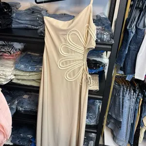 Vestido elegante con bordado