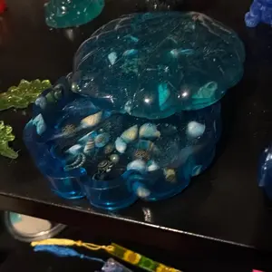 Ocean Blue Resin Shell and Lid Trinket Dish - Elegant Nature-Inspired Design for Storing Small Items - Lightweight & Durable - Perfect for Keys Coins & Accessories