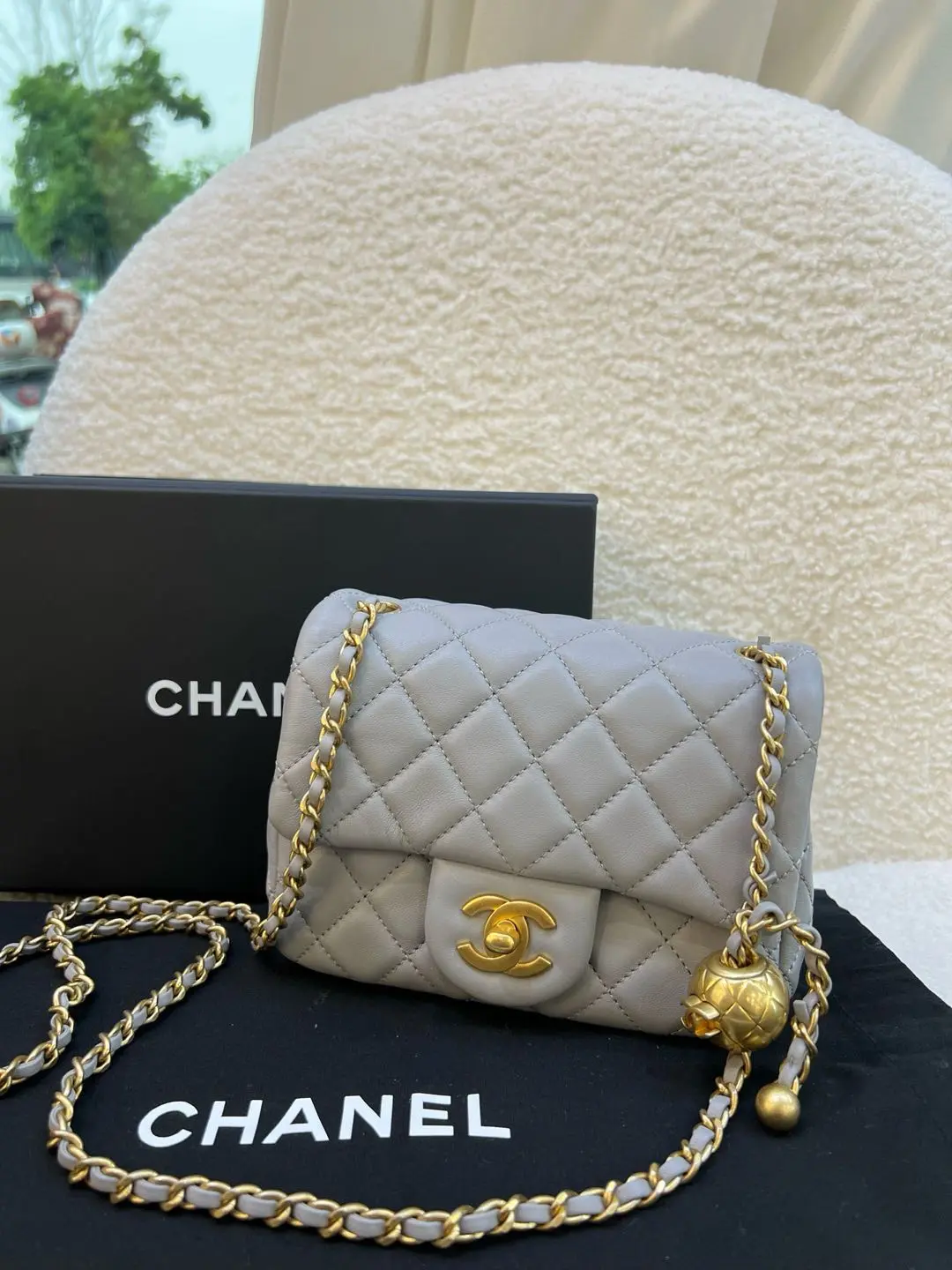 Pre-owned CHANEL Brand new unused Mini Square Pearl Crush, chip 21, lambskin cool light grey, size 16×7.5×12.5 hk