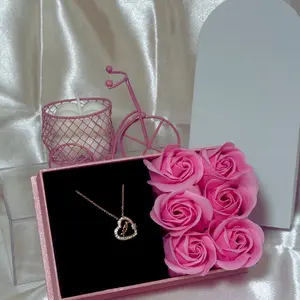 Dia de las madres ,Caja de Regalo con Rosas Eternas Multicolor 14K Gold Laminado, Marca: Mom y Pequeñas Flor con Zirconias Clear, Forma de Corazón