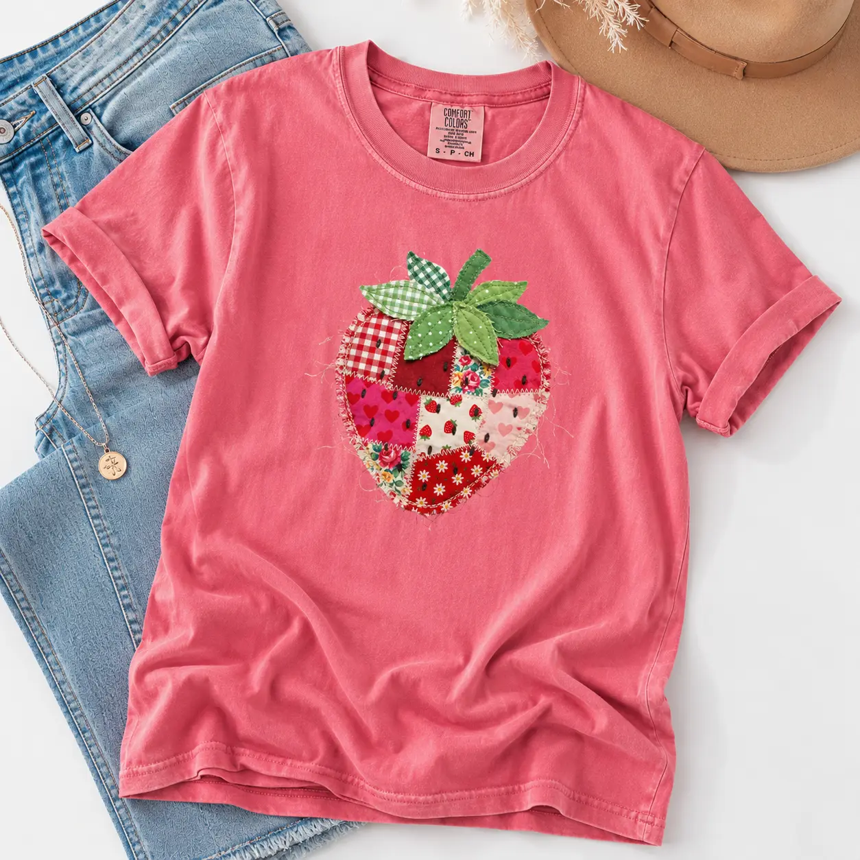 ( FAUX PATCHWORK-PRINT ) Women's Short-Sleeve Loose Faux Patchwork-Print Comfort Colors Strawberry T-Shirt - Not Embroidery, Quilted Farmhouse Berry Tee, Rustic Gingham Floral Cottagecore Aesthetic, Vintage Streetwear for Everyday Casual Wear - TrendWear