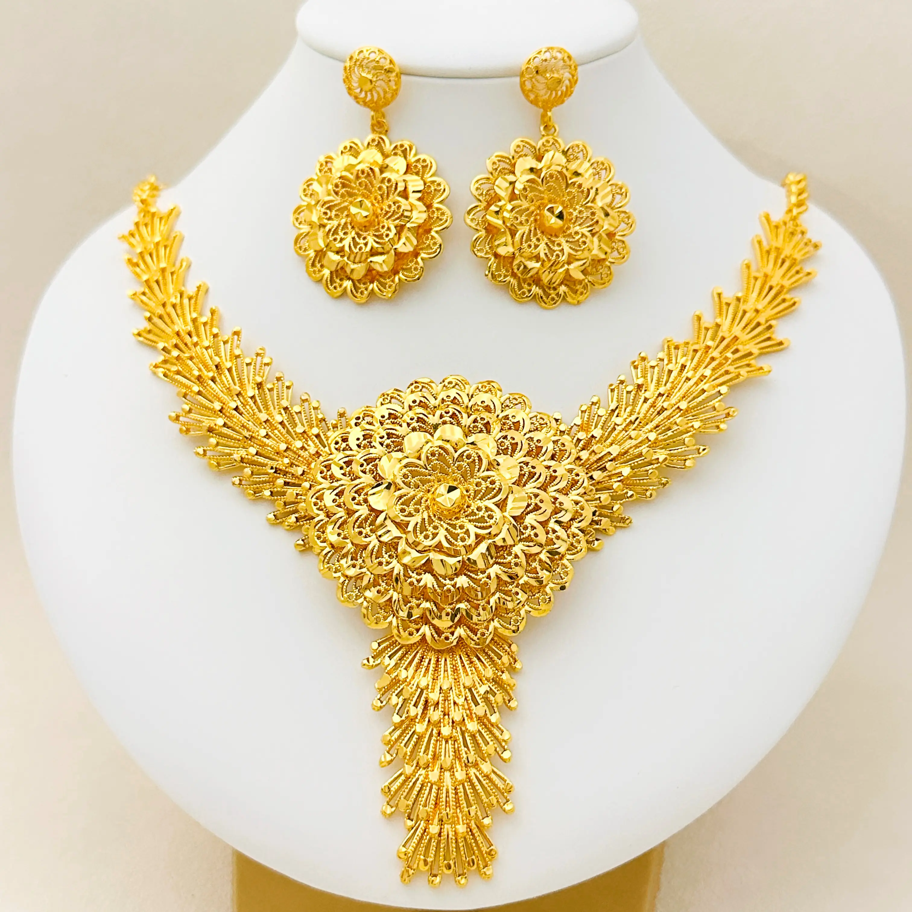 Fashion 18k Gold Plated Elegant Flower Jewelry Set For Women - 2PCS Necklace Earrings Wedding Party Anniversary Daily Wear Prom Gift Date Nights
