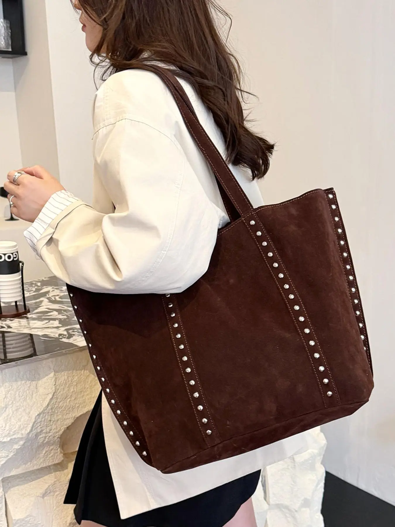 Retro textured underarm women's shoulder bag, trendy and fashionable rivet tote bag, casual and versatile one-shoulder commuter bag, simple solid color handbag, Studded decor tote, suitable for daily commuting, shopping and other scenarios.