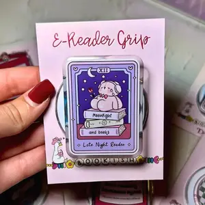 Cute 'Late Night Reader' E-Reader Grip – Adorable Moon and Book Design with Bear, Perfect PopSocket for Book Lovers and E-Reader Users