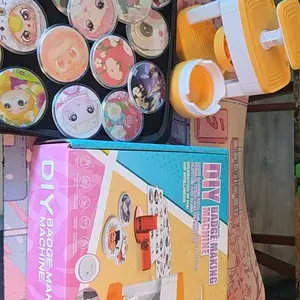 DIY Badge Making Machine, for Crafts, 1 Set Badge Making Kit with Cute Cartoon Patterns, Manual Badge Maker for DIY Button Pins, Badge Decoration