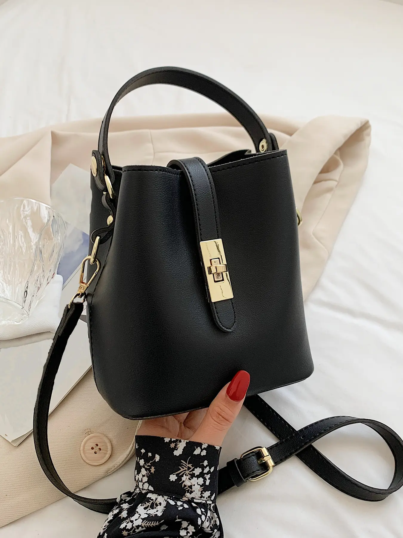 versatile bucket bag, Stylish bag, adjustable shoulder strap, metal buckle decoration, one-shoulder and crossbody dual-purpose bag, versatile daily, commuter mobile phone bag, suitable for office workers
