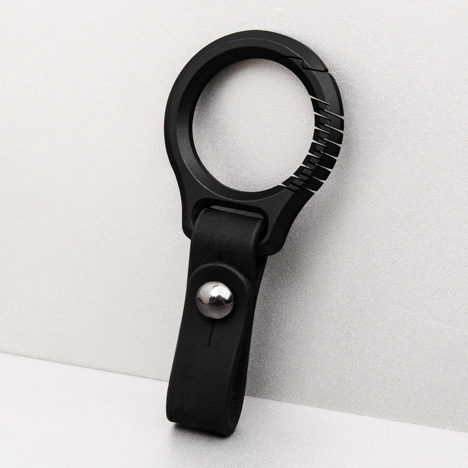 Titanium Car Keychain, Leather Strap Key Connector, Round Springless Keyring, Suitable for Men & Women, Durable and Stylish Accessory