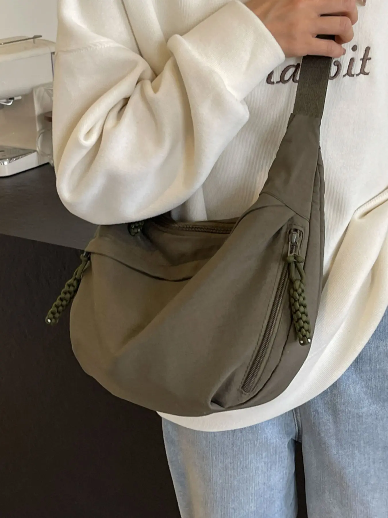 Practical, casual retro dumpling bag with multiple zippered pockets, solid color simple and versatile single shoulder crossbody bag, Stylish crossbody bag, Adjustable Crossbody Strap, suitable for commuting and shopping, casual crossbody bags