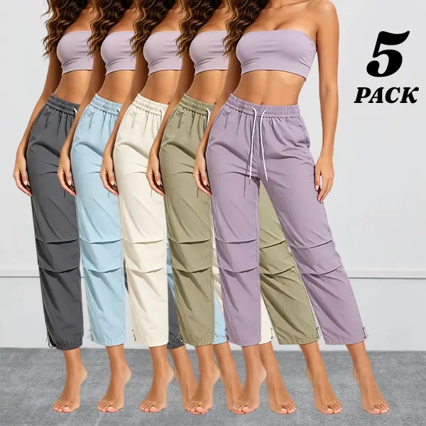 Loose cargo pants with multiple pockets, three-quarter length, breathable fabric—ideal for everyday summer wear.