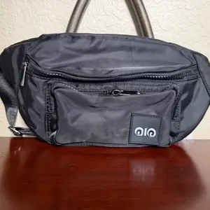 A bLack NylOn Bumbag