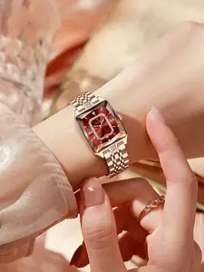 Elegant rectangular dial ladies' watch, suitable for ladies and young girls. A fashionable and simple watch. Trendy, versatile and exquisite birthday gift watch. Comes with a gift box.