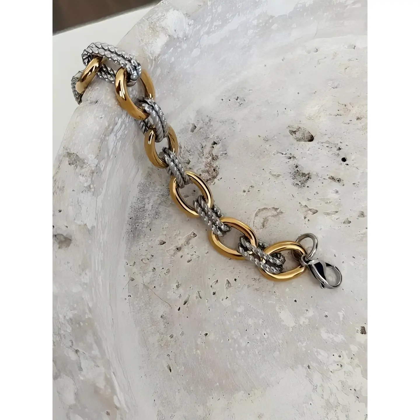 Elegant Gold and Silver Chain Bracelet with Interlocking Links and Secure Clasp Design