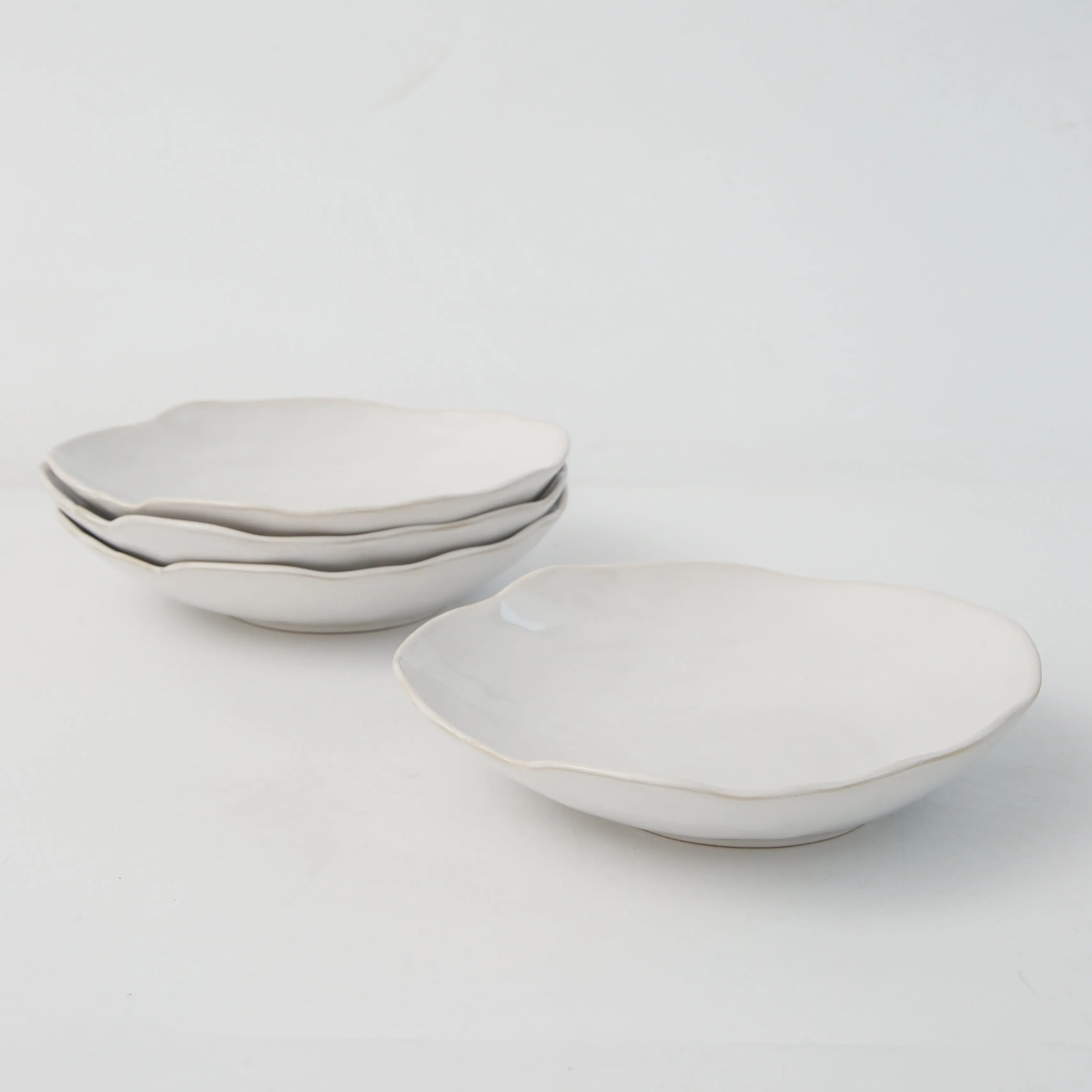 4-Piece Stoneware Deep Plate Set in Pearl White – Premium Reactive Glaze Dinner Plates, Scratch & Chip Resistant, Lead-Free, Dishwasher, Microwave & Oven Safe (Up to 450°F), Modern Organic Design for Everyday Dining