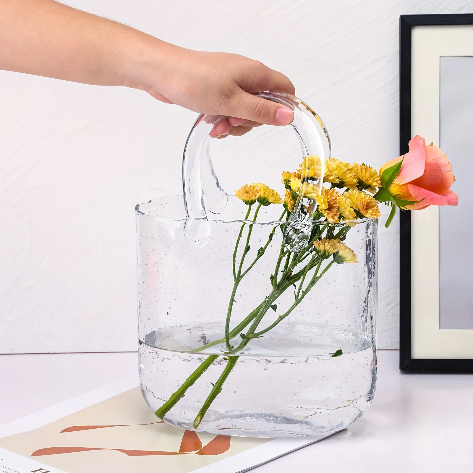 TOMNK Flower Vase in The Shape of a Purse, Designed for Flowers And As a Fish Bowl with Bubbles. This Charming And Distinctive Handbag Vase Is Transparent, Suitable for Fish Tanks And Hydroponic Planting. It Serves As Home Decoration
