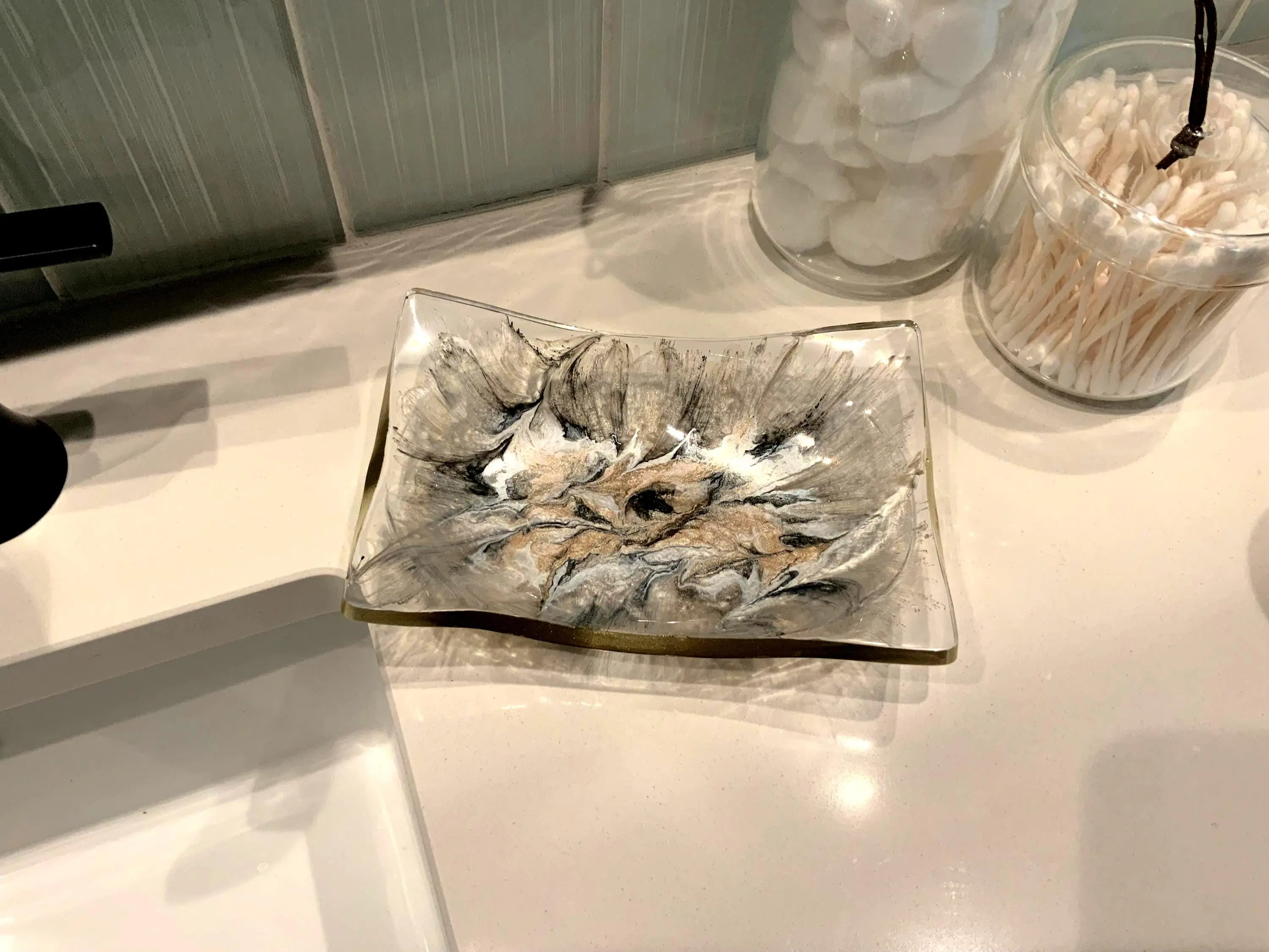 Handmade Resin Soap Dish - Everyday Swirl Design Multifunctional Holder, Hand Wash Only, 6.75in Long × 4.75in Wide, for Soap, Sponge, Bathroom, Kitchen Home Supplies End Table Accessory