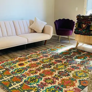 Handmade Kilim-rug with Vibrant Geometric Patterns and Rich Colors for Living Room Decor
