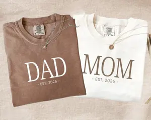 Comfort Colors Mom Dad Est 2026 T-Shirt, Matching Est 2026 Baby Reveal Gift, New Parent Baby Announcement Shirt, Pregnancy Announcement Tee, Trendy Graphic Tee