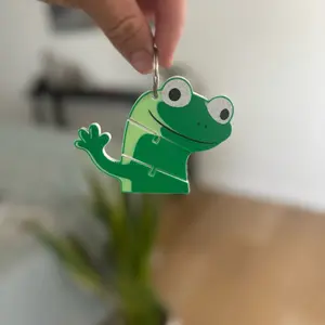Lizard Meme Keychain – Partially Glow-in-the-Dark, Funny Gamer & Meme Gift