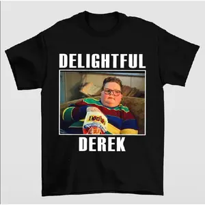 😂[Graphic Tee] Retro Delightful Derek "Dipshit Derek" Graphic Tee| Stranger Things & Sci-Fi Horror Movie Fan Shirt| Funny Christmas Xmas Outfit| Unisex Casual Crew Neck Short Sleeve Top| Viral Meme Pop Culture Gift for Men & Women