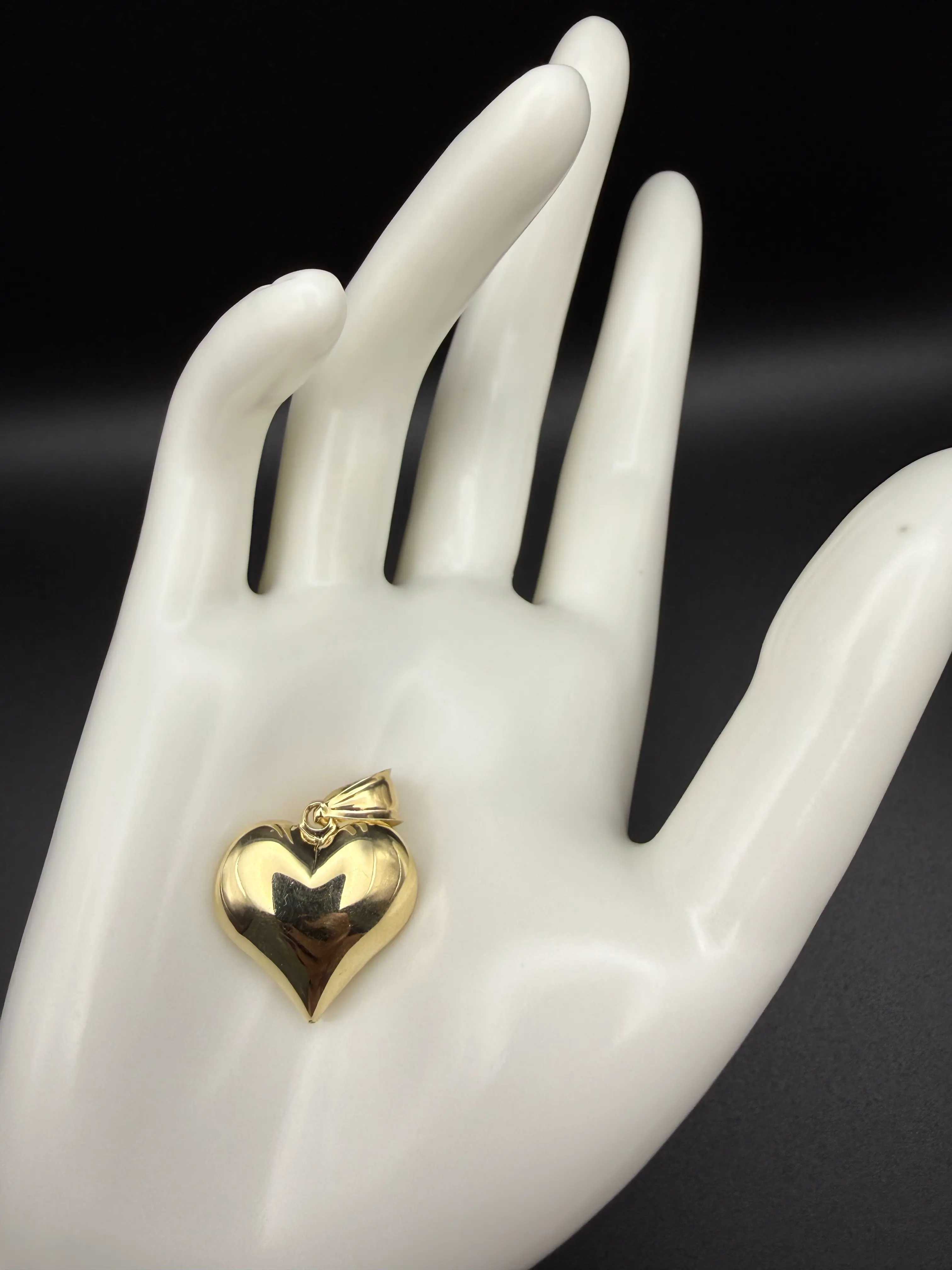10K Gold Heart Pendant - Elegant and Durable Design
