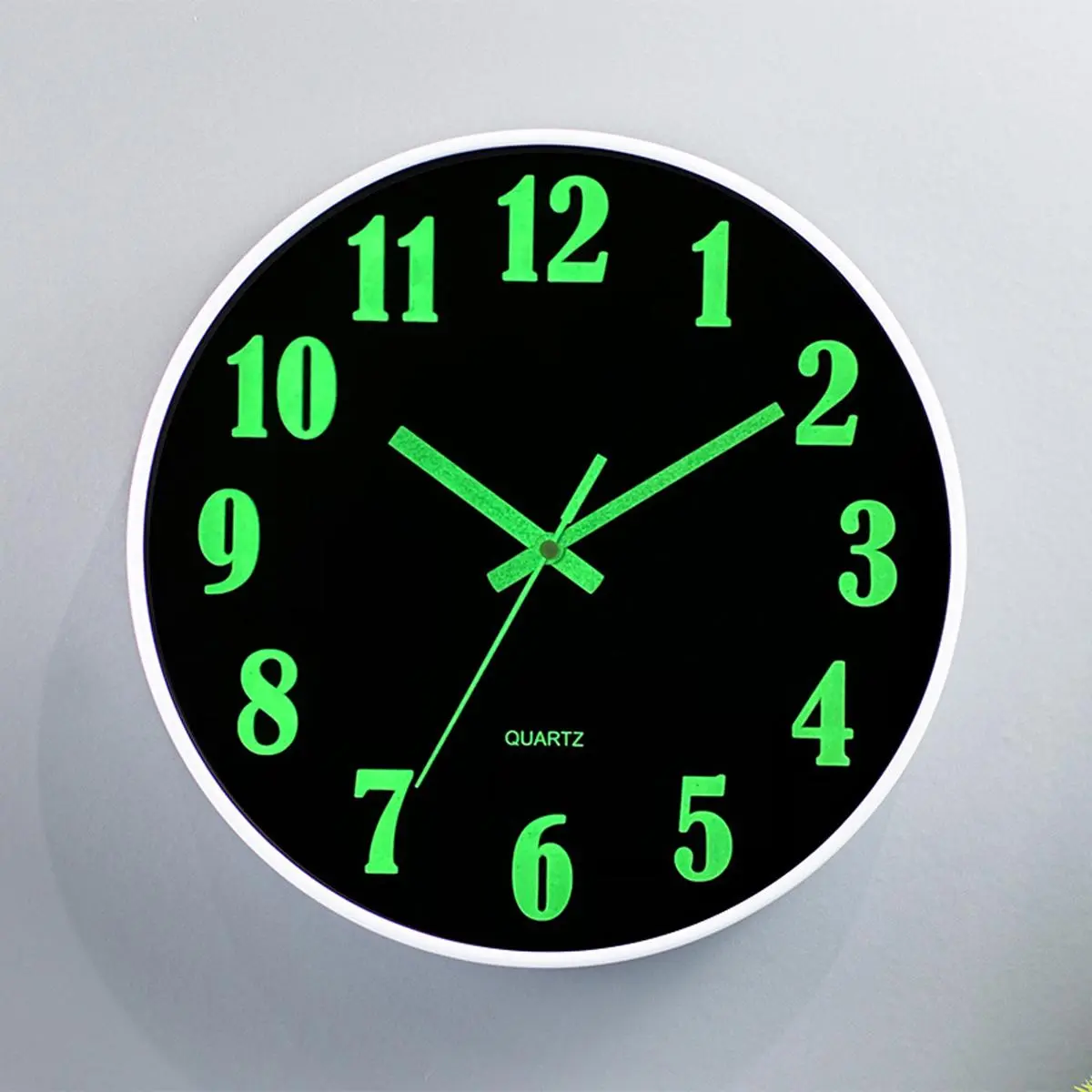 Modern Night Light Wall Clock, Lighted Wall Clock, 1 Count Battery Operated Glow in The Dark Silent Clock, Wall Clock for Living Room Kitchen Bedroom Decor Home Decor