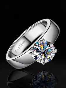 2CT moissanite single diamond ring, S925 pure silver wide ring, classic four claw engagement ring, men's and women's commitment ring, suitable for daily wear, vacation and dating occasions, and is also a surprising and exquisite small gift.