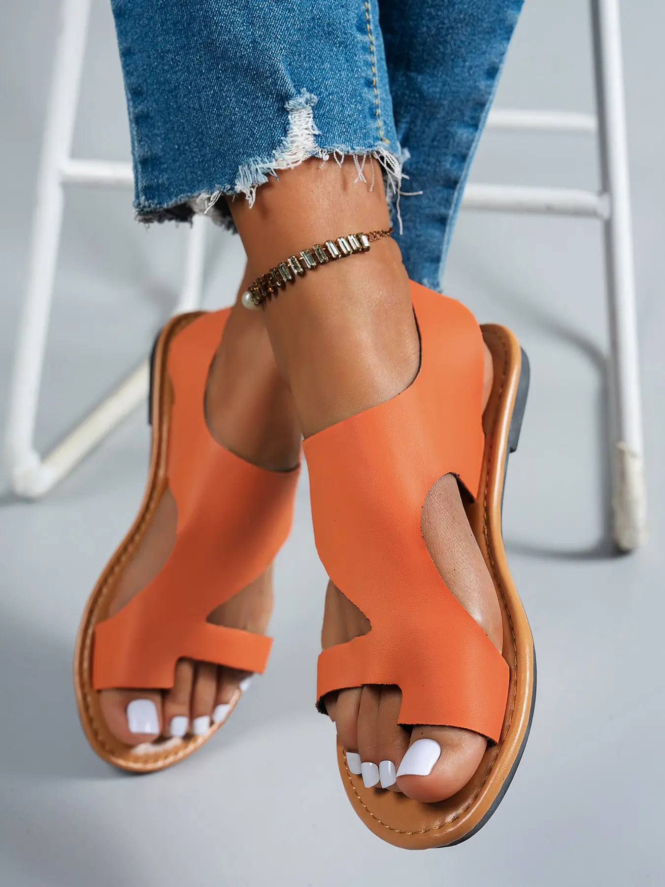 One-Piece Toe-Post Versatile Flat Sandals, PU Leather Upper, Seamless Design, Perfect for Summer Commuting, Casual Shopping, Vacations, Multiple Occasions