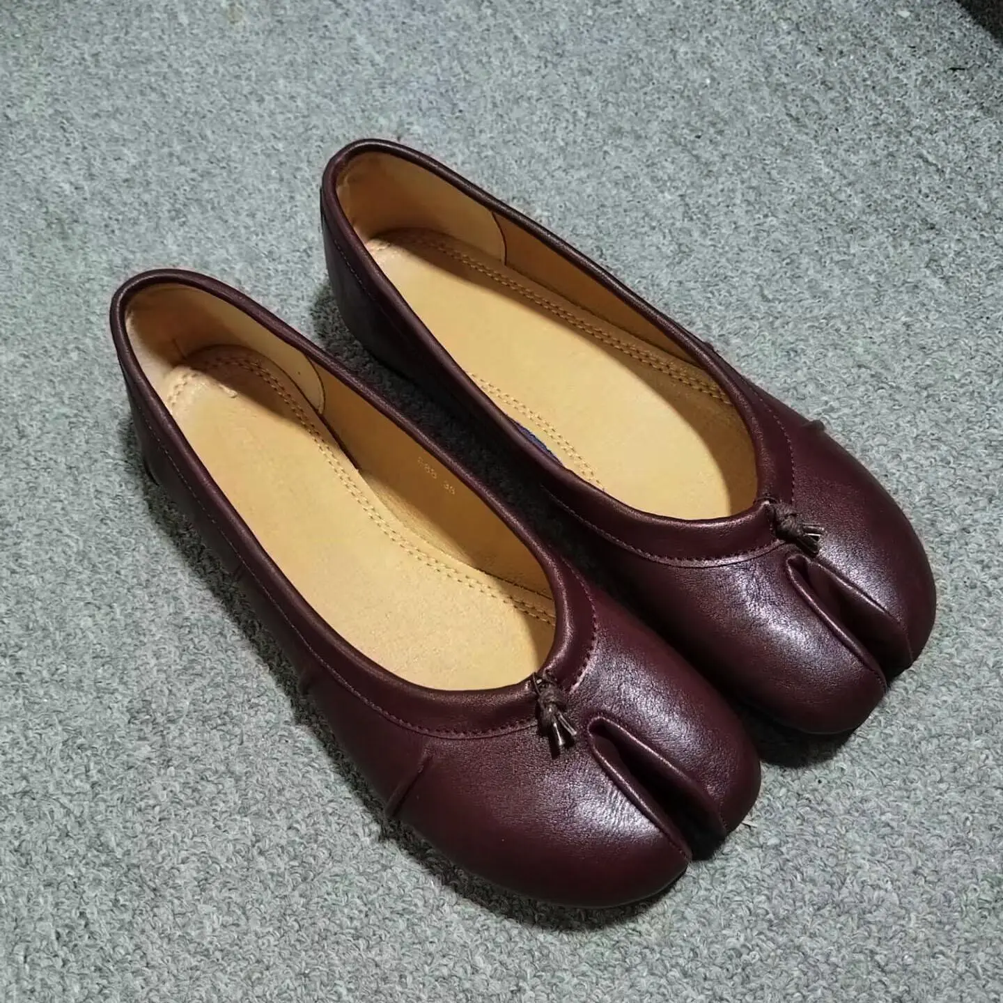Women’s soft leather flat shoes for all seasons, slip-on casual ballet flats, stylish flat women’s shoes with a flexible ruched upper, relaxed everyday walking shoes; suitable for street-style outfits, daily commuting, and leisure vacations, can be paired