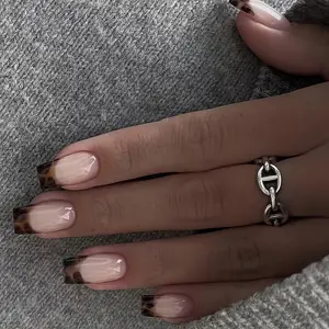 24pcs Autumn Winter Leopard Print Short Round Nail Tips, Medium Length, Self-Adhesive Solid Gel Patch, European Style High-End Manicure, Matte Finish, Square Shape, Jelly Glue & File Included, Nail Kit