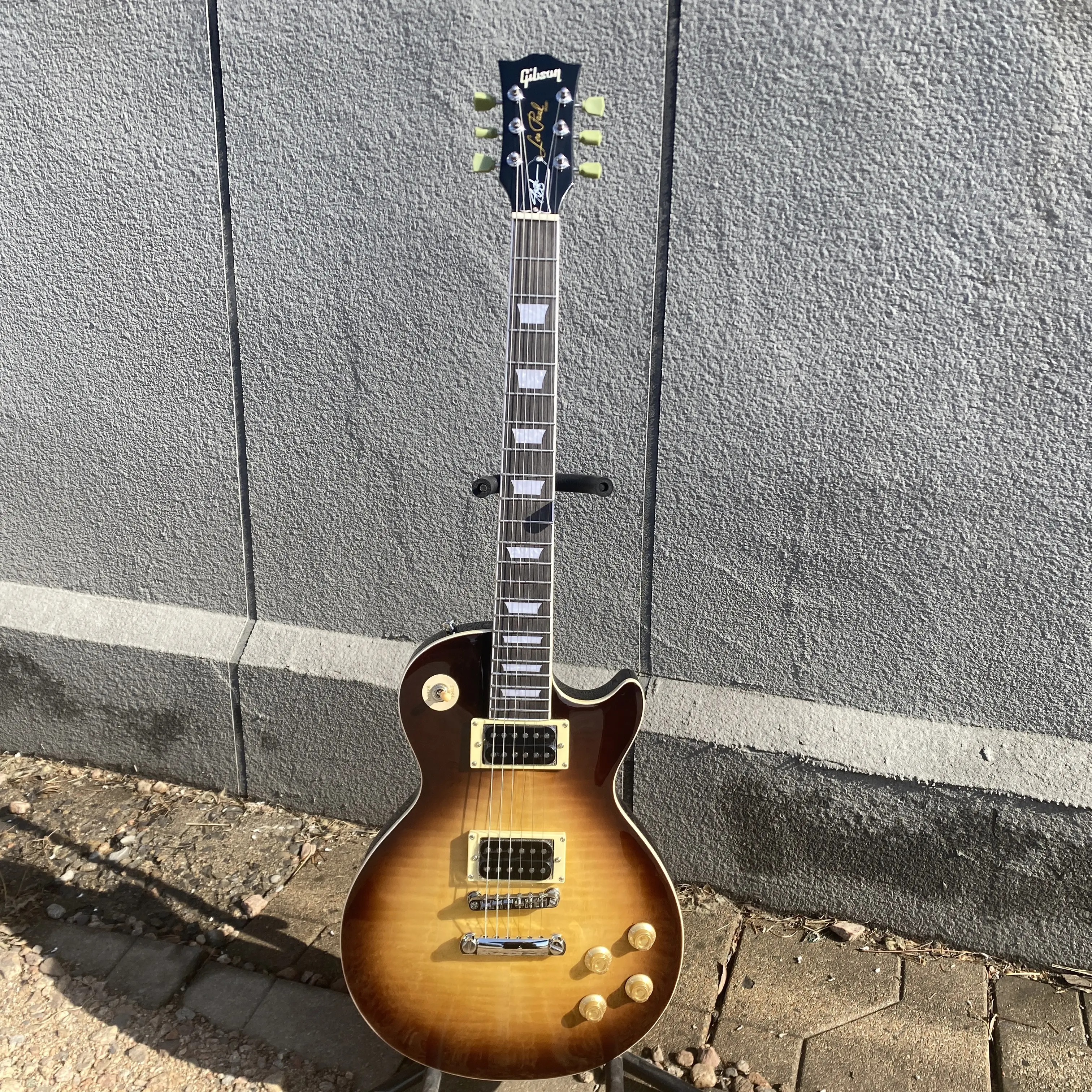 6-string brown LP electric guitar, flame maple top, chrome hardware, 22 frets, rosewood fingerboard