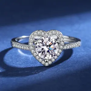 Ivory Élan S925 Moissanite Love Ring