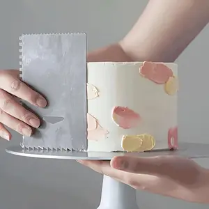 1pc Stainless Steel Cake Icing Spatula, Multipurpose Decorative Frosting and Buttercream Decorator Tool, Pastry Decorating Tools, Sawtooth Polygon Edge – Pack of 1