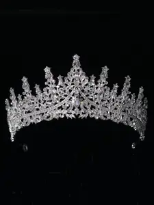 A set of women's silver wedding fashion jewelry, bridal accessories, classic rhinestone crown with necklace and earrings, 4-piece set of wedding dress accessories, also suitable for wedding parties and gatherings, Elegant Jewelry Set, Matching Jewelry Set