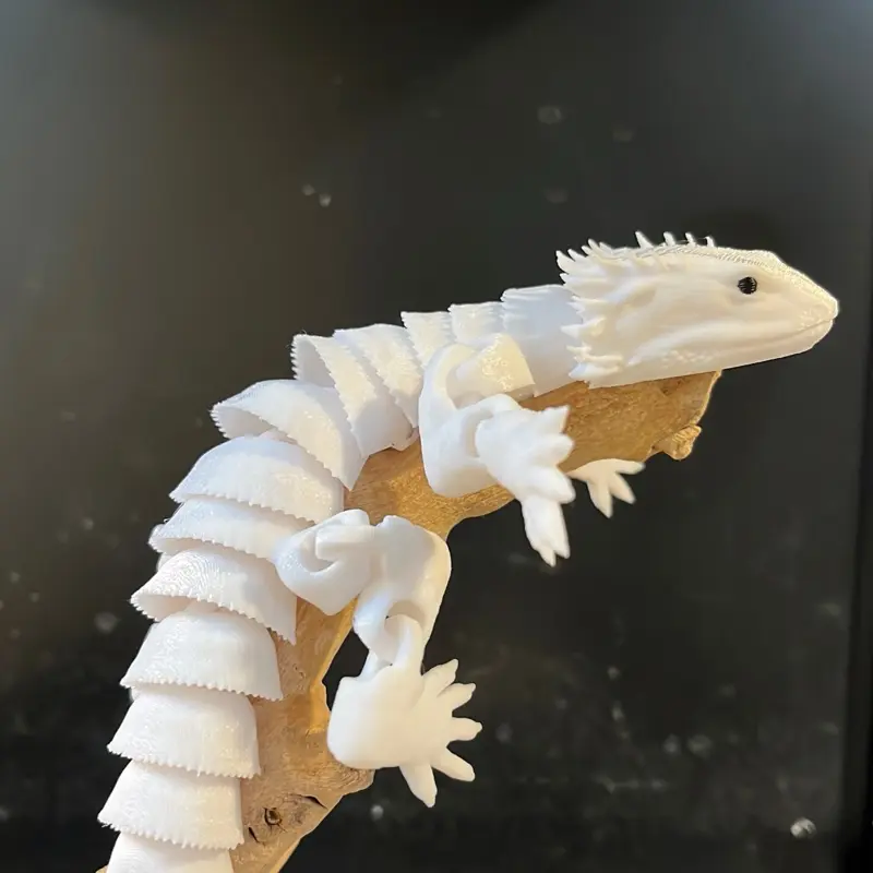 3d Printed Bearded dragon figurine made in PLA plastic measuring over 8 inches long