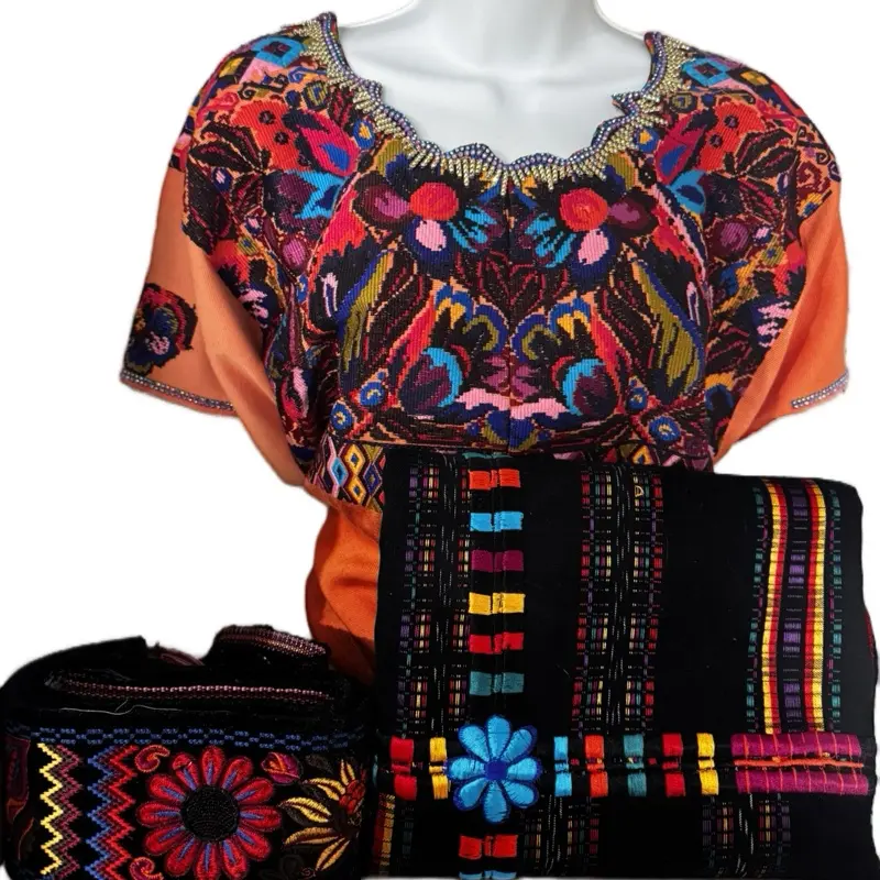 Lindo traje versión económico con guipil digital perlado  en fondo anaranjado .
