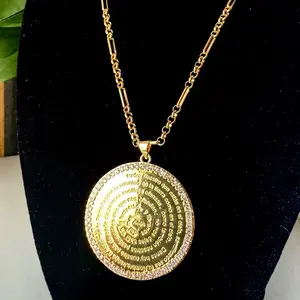 Cadena fashion con medalla del Padre nuestro e incrustaciones de zirconias blancas, Chapado en Oro 18k