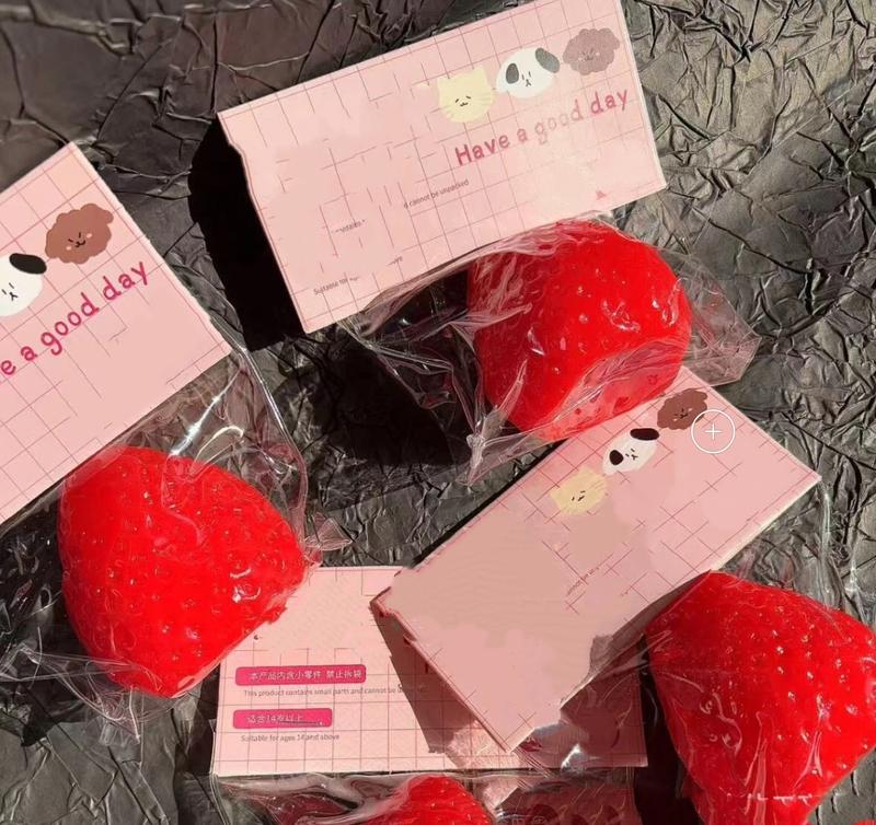 Made in Japan Strawberry Squeeze Toy Realistic Design Aromafor Stress Relief Soft Squishy Silicone Maker ldeal Gift HomeOffice Use