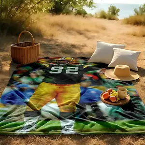 1 piece Celebration moment of Green Bay Packers player number 92 on the field themed flannel blanket, Throw Blanket - All-season flannel blanket, modern style, suitable for sofas and beds, digitally printed pattern, super soft and warm, 100% polyester