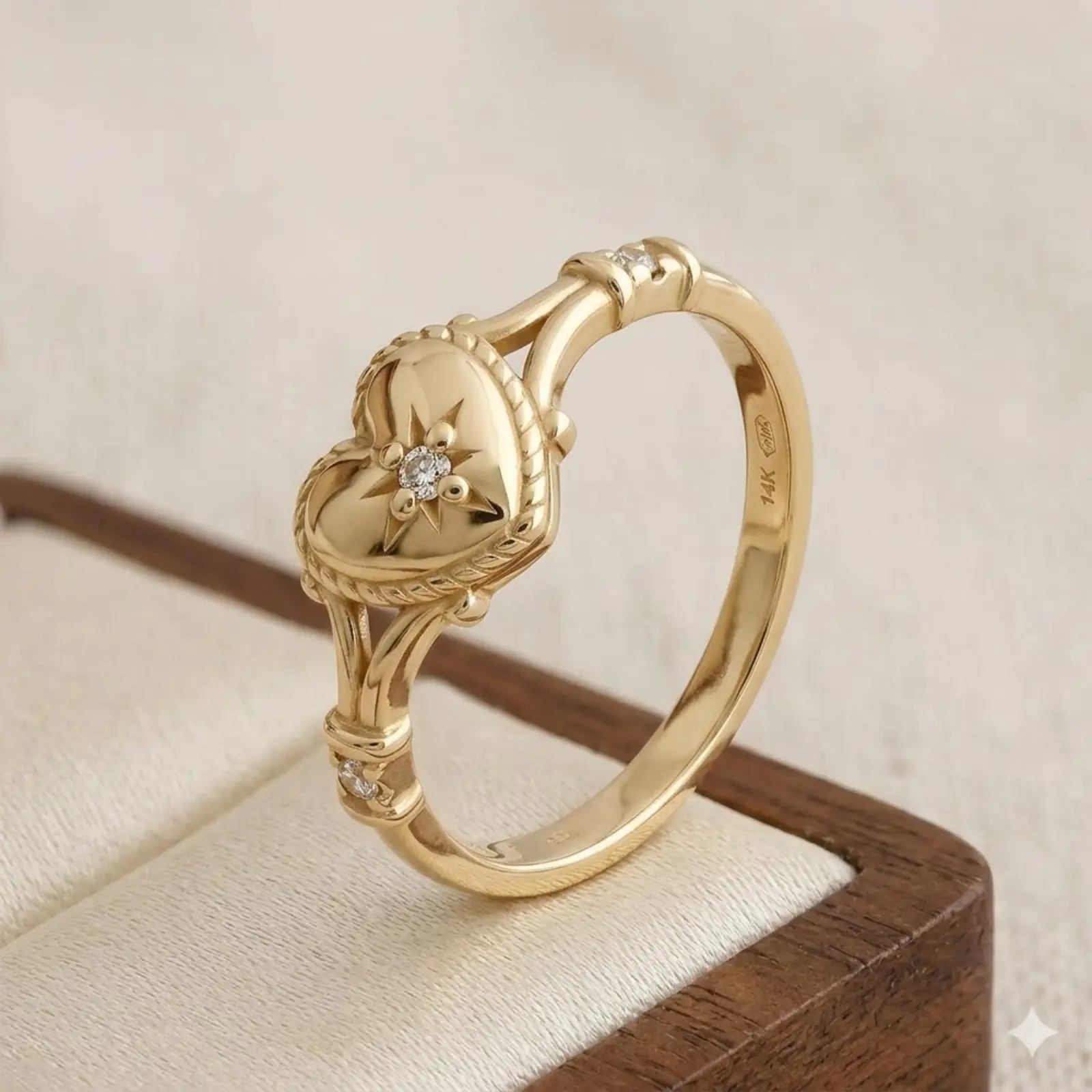 A simple and stylish gold-plated heart-shaped ring for women, wearable accessory, personalized gemstone love ring, worn on the little finger, a promise, meaningful jewelry (gift box not included).