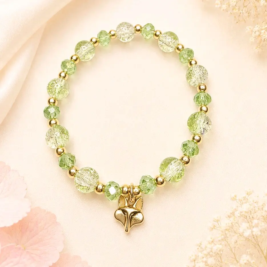 Pulsera de cuentas verdes con dije de zorro dorado