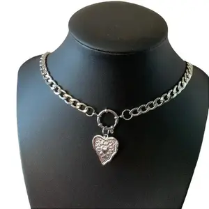HEART PENDANT CHOKER , GARGANTILLA CON COLGANTE DE CORAZON Y CIERRE MARINERO