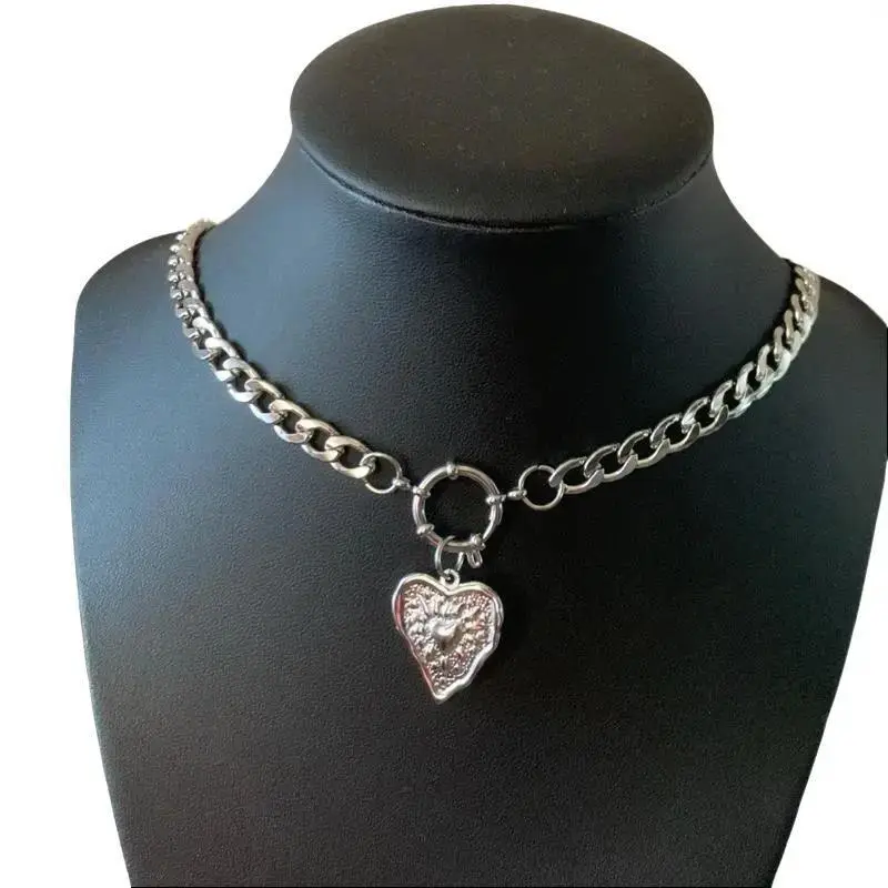 HEART PENDANT CHOKER , GARGANTILLA CON COLGANTE DE CORAZON Y CIERRE MARINERO