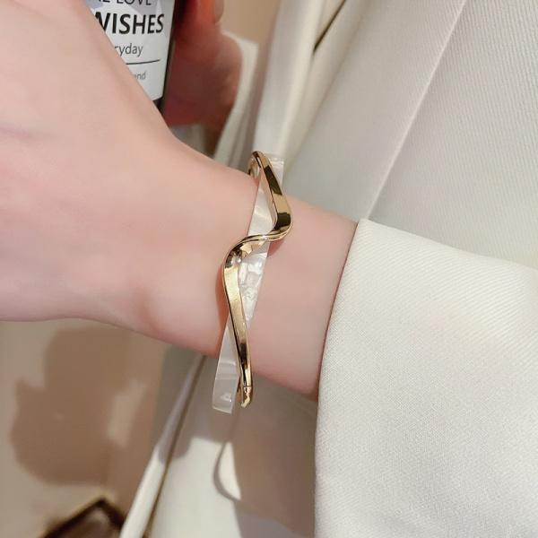 ANDKISS Geometric Double-Layer Open Bangle — Real Gold Plated. A minimalist, chic accessory with a unique, niche aesthetic. High-end fashion jewelry for women — an exquisite gift choice and a trendy, Instagram-style statement piece.